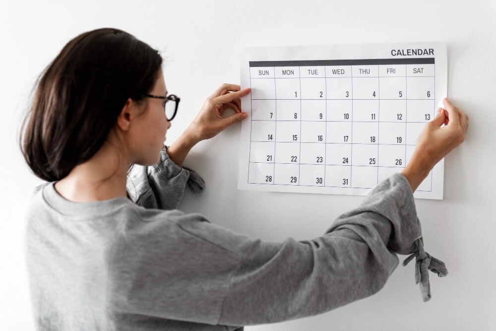 Imagem de mulher com calendário