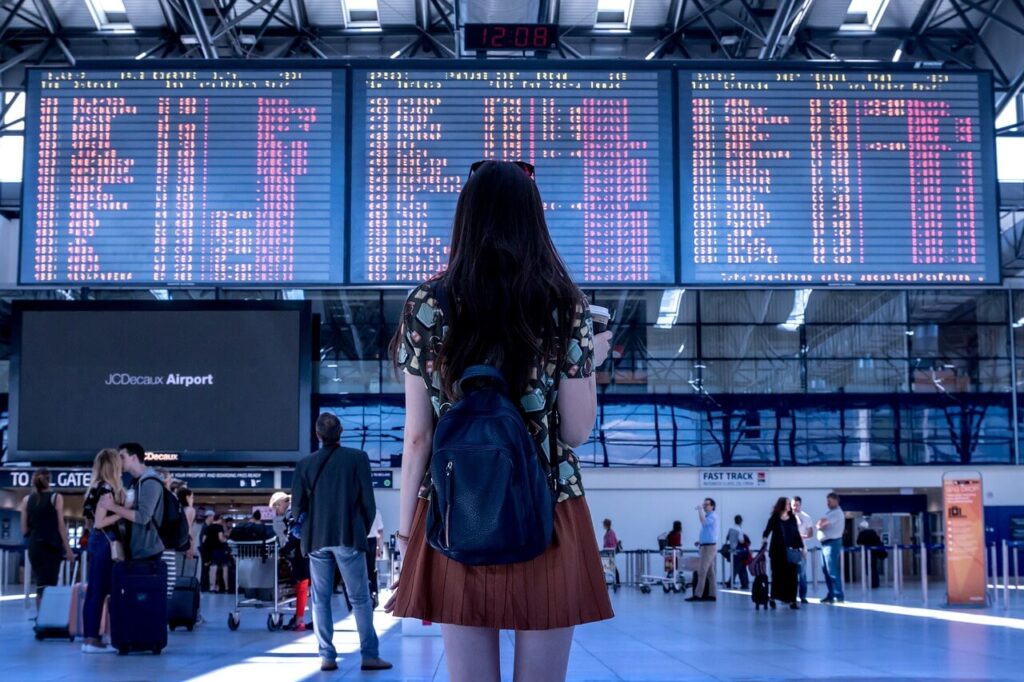 Menina aeroporto - Como comprar passagem barata