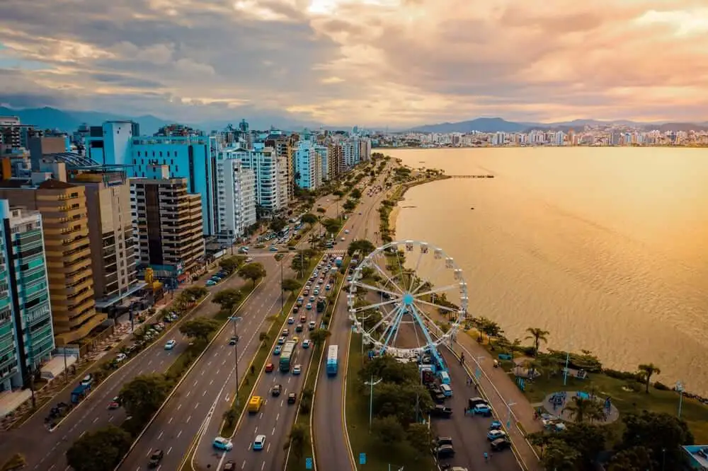 destinos: imagem aérea de Florianópolis, mostrando a praia e a super roda gigante.