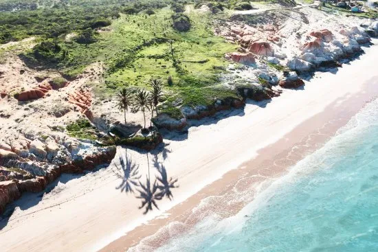 Descubra as 6 Praias Secretas do Ceará de Tirar o Fôlego que Você não Conhecia e desfrute de paraísos escondidos, com beleza natural única.